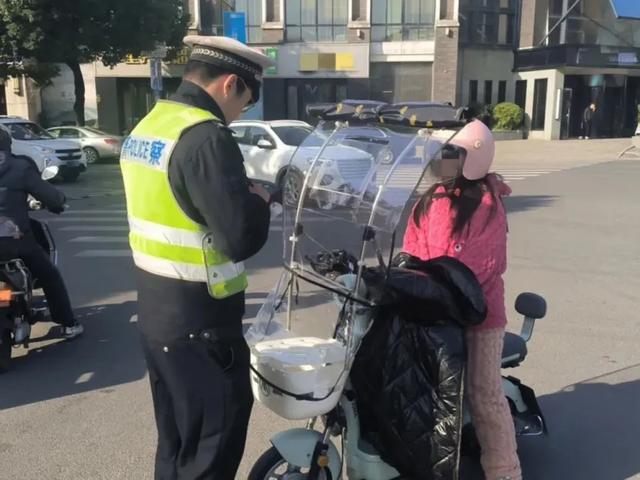 电动车上路“5不带”新规加装尽快扔掉爱游戏最新除了戴头盔2025年2月(图1)