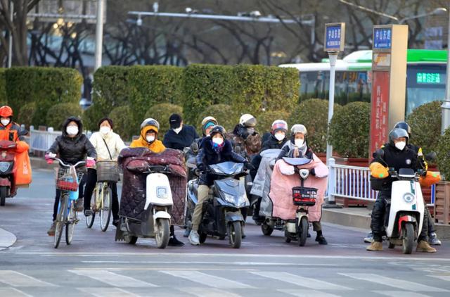 电动车上路“5不带”新规加装尽快扔掉爱游戏最新除了戴头盔2025年2月(图5)