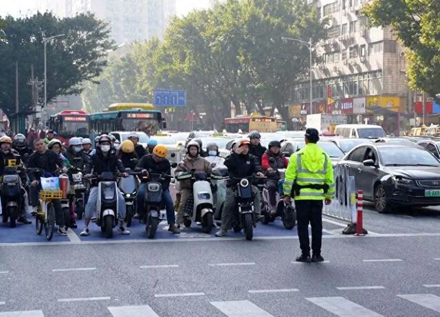 电动车上路“5不带”新规加装尽快扔掉爱游戏最新除了戴头盔2025年2月(图8)