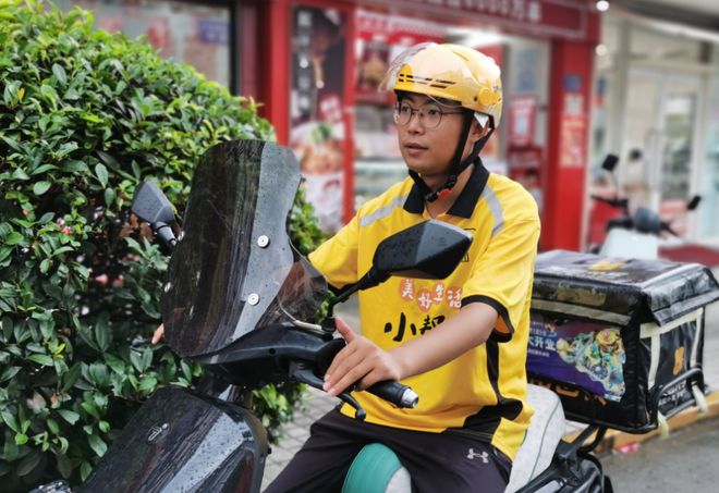 机支架交警：不是为难大家是为了安全爱游戏app入口电动车不允许安装手(图2)